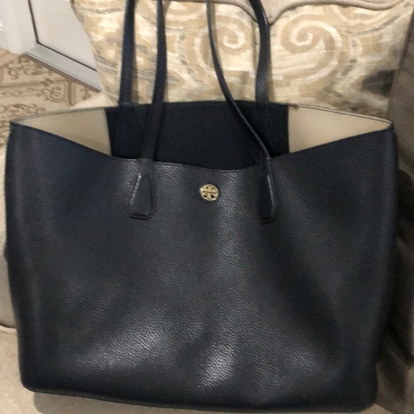 I’m selling my Black Tory Burch tote & wallet - Picture 3 of 5